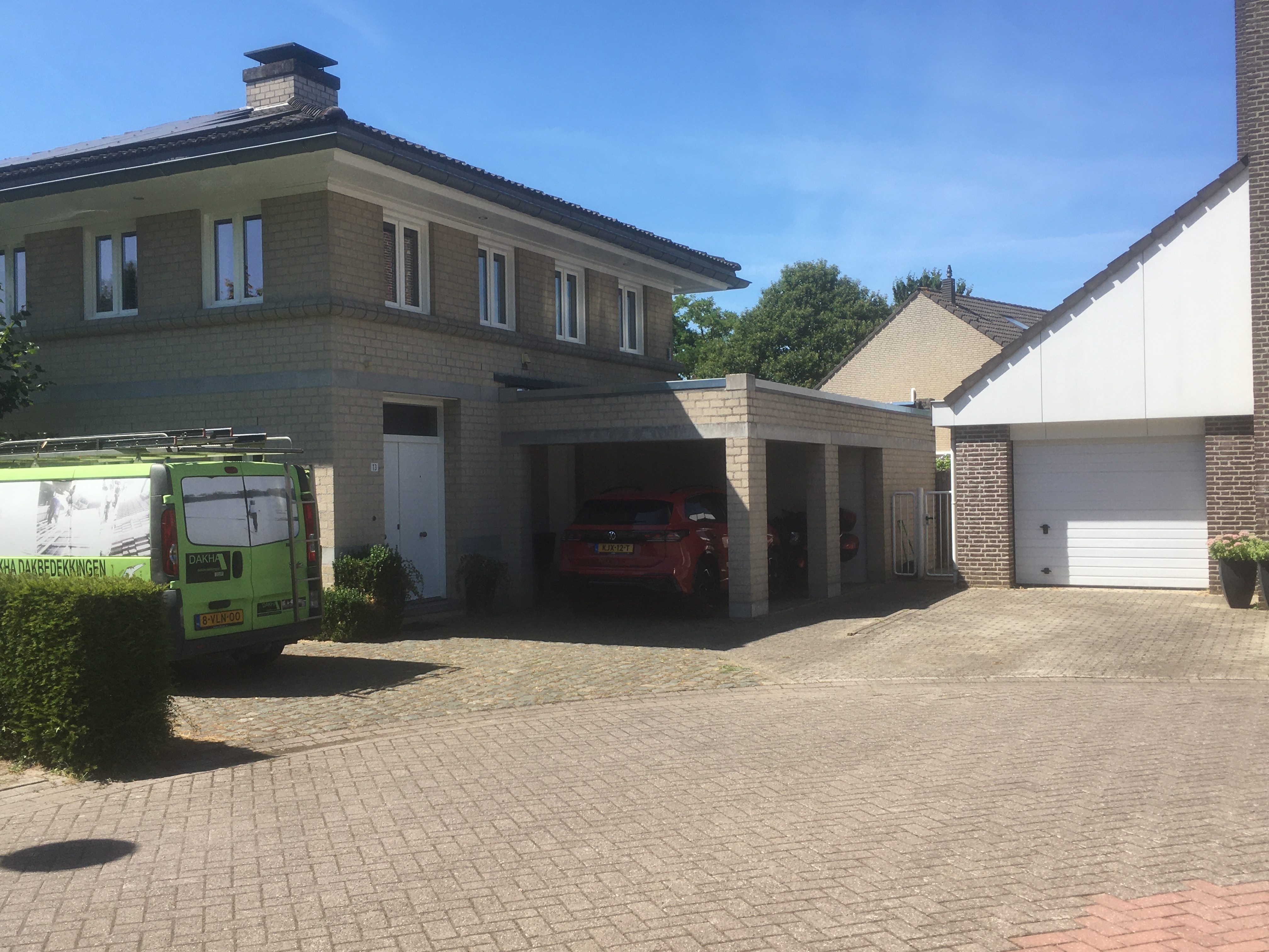 Na: dak aanbouw gereed, aanzicht zinken dakrandafwerking
